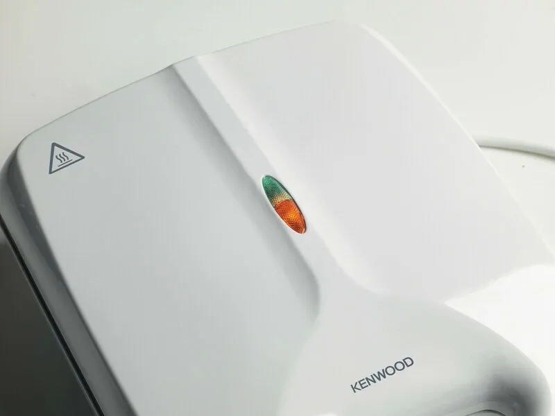 Kenwood Sandwich Toaster 4 Slice Nonstick 1200w Smp50.000wh - Nonstick Grill Plates Cool Touch Handle Unique Squared Design Light Indicator