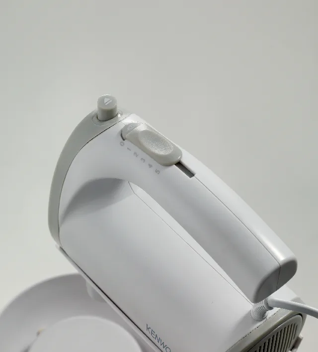 Kenwood Hand Mixer 5 Speed with Turbo Function 300w Hmp22.000wh - 2 Beaters For Eggs And Cream And 2 Hooks For Mixing Dough 5 Speeds With Turbo Function